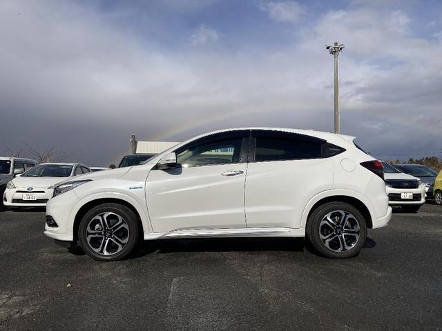 ヴェゼル ハイブリッドＺ・ホンダセンシング　メモリーナビ　ＤＶＤ再生　Ｂｌｕｅｔｏｏｔｈ　衝突被害軽減システム　フルセグ　バックカメラ　ＥＴＣ　ＬＥＤヘッドランプ　スマートキー　キーレス　盗難防止装置　シートヒーター　４ＷＤ　オートライト（24枚目）