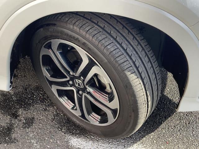 ヴェゼル ハイブリッドＺ・ホンダセンシング　メモリーナビ　ＤＶＤ再生　Ｂｌｕｅｔｏｏｔｈ　衝突被害軽減システム　フルセグ　バックカメラ　ＥＴＣ　ＬＥＤヘッドランプ　スマートキー　キーレス　盗難防止装置　シートヒーター　４ＷＤ　オートライト（26枚目）