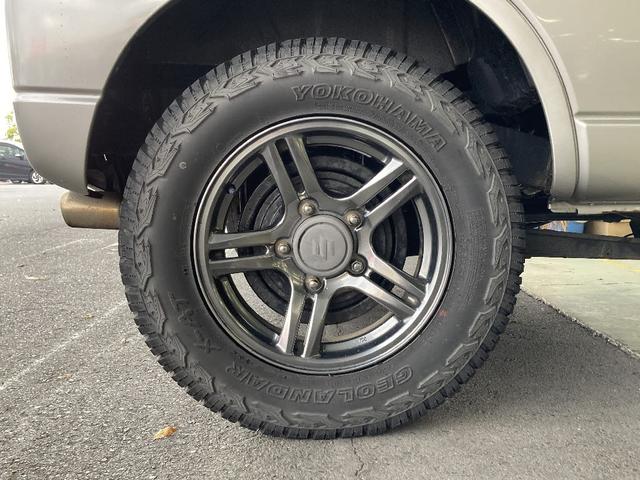 ジムニー ランドベンチャー 4WD ターボ 5速マニュアル ストラーダSDナビフルセグDVD再生B-T接続 モンスタースポーツマフラー 社外サス HIDライト 純正アルミ シートヒーター(32枚目)