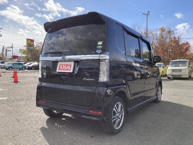 Ｎ－ＢＯＸカスタム Ｇ　ＳＳパッケージ　４ＷＤ　パナソニック製９インチフルセグＳＤナビ　Ｂカメラ　スマートキープッシュスタート　ステアリングスイッチ　片側パワースライド　ＨＩＤオートライト　Ｆフォグ　横滑り防止　社外ミラー型ドラレコ　ＥＴＣ（2枚目）