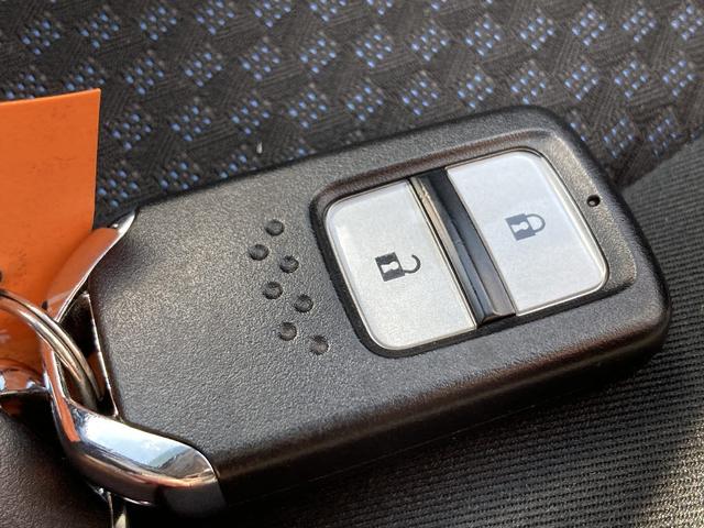 フィット 13G・F 4WD 純正SDナビ フルセグ バックカメラ DVD再生 横滑り防止 社外15インチアルミ スマートキー ETC オートリトラミラー ステアリングリモコン(12枚目)