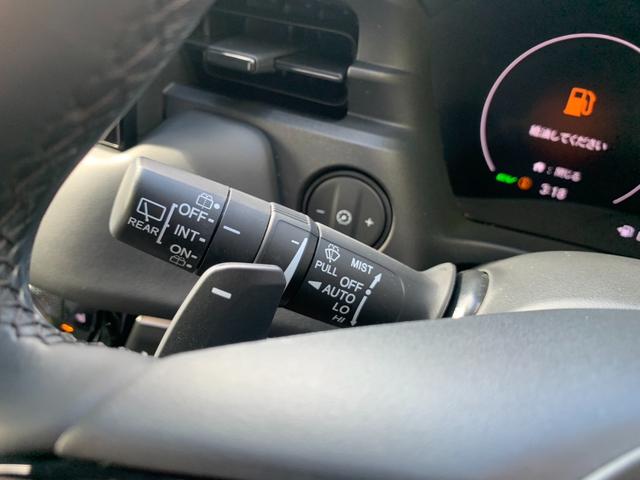 ヴェゼル ｅ：ＨＥＶ　Ｚ　４ＷＤ　純正ナビ　フルセグＴＶ　バックカメラ　Ｂｌｕｅｔｏｏｔｈオーディオ　ＥＴＣ２．０　置くだけ充電　電動リアゲート　後退出庫サポート　クリアランスソナー　ハーフレザーシート　エンケイ１８ＡＷ（18枚目）