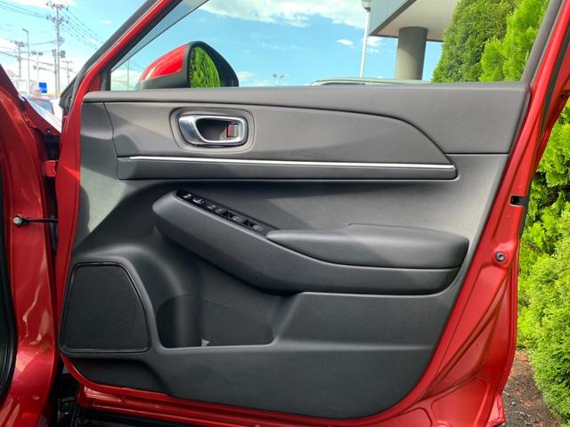 ヴェゼル ｅ：ＨＥＶ　Ｚ　４ＷＤ　純正ナビ　フルセグＴＶ　バックカメラ　Ｂｌｕｅｔｏｏｔｈオーディオ　ＥＴＣ２．０　置くだけ充電　電動リアゲート　後退出庫サポート　クリアランスソナー　ハーフレザーシート　エンケイ１８ＡＷ（22枚目）