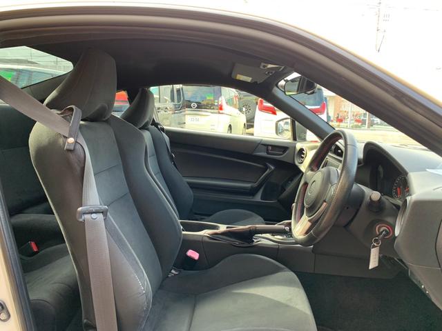 ８６ Ｇ　オートクルーズ機能付きＰＩＶＯＴスロコン　ＴＲＤストラットタワーバー　Ｂｌｕｅｔｏｏｔｈオーディオ付きディスプレイオーディオ　ＥＴＣ　純正１６インチアルミ　ドラレコ（20枚目）