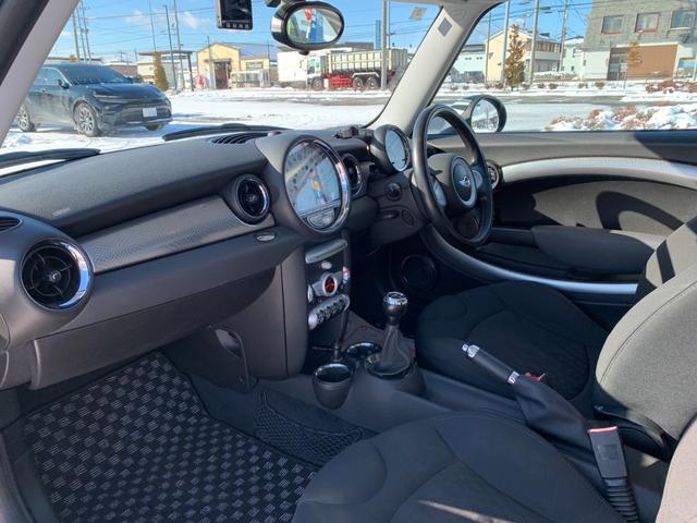 ＭＩＮＩ クーパーＳ　クーパーＳ（４名）　１．６マニュアルターボ　ドラレコ　ＣＤ　リアスポイラー　純正１７インチアルミ　ＨＩＤライト　フロントフォグ　バックフォグ　電動格納ミラー（22枚目）