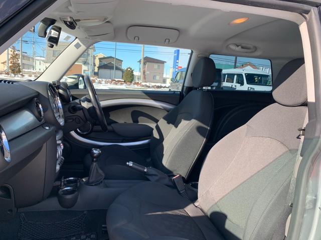 ＭＩＮＩ クーパーＳ　クーパーＳ（４名）　１．６マニュアルターボ　ドラレコ　ＣＤ　リアスポイラー　純正１７インチアルミ　ＨＩＤライト　フロントフォグ　バックフォグ　電動格納ミラー（25枚目）