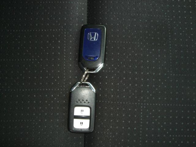 フィットハイブリッド Ｆパッケージ　４ＷＤ　ハイブリッド　ＥＴＣ　スマートキー　ＡＴ　盗難防止システム　衝突安全ボディ　アルミホイール　ＡＢＳ　ＥＳＣ　エアコン（13枚目）