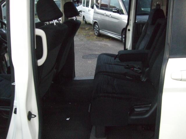 ステップワゴン Ｇ　４ＷＤ　ナビ　両側スライドドア　キーレスエントリー　３列シート　ＡＴ　盗難防止システム　衝突安全ボディ　ＡＢＳ　エアコン　パワーステアリング　パワーウィンドウ　運転席エアバッグ（9枚目）