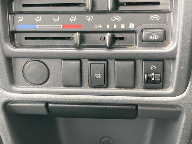 キャリイトラック ＫＣエアコン・パワステ農繁仕様　６６０　ＫＣ　エアコン・パワステ　ＭＴ　農繁仕様　３方開　４ＷＤ　八戸　中古車　パワステ　（シルキーシルバーメタリック）　軽トラック　５速マニュアル（13枚目）