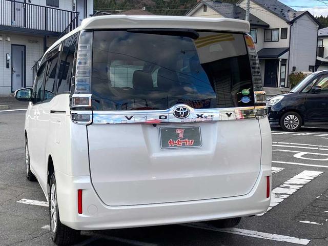 ヴォクシー Ｘ　４ＷＤ　７名　両側電動スライド　ワンセグナビ　ｂｌｕｅｔｏｏｒｔｈ接続　バックカメラ　ウォークスルー　３列シート　ＬＥＤヘットランプ　横滑り防止装置　盗難防止システム　衝突被害軽減システム（3枚目）