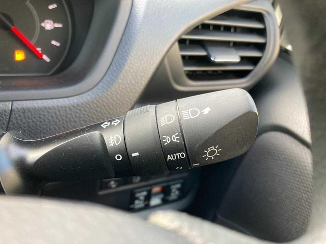 ヴォクシー Ｘ　４ＷＤ　７名　両側電動スライド　ワンセグナビ　ｂｌｕｅｔｏｏｒｔｈ接続　バックカメラ　ウォークスルー　３列シート　ＬＥＤヘットランプ　横滑り防止装置　盗難防止システム　衝突被害軽減システム（17枚目）