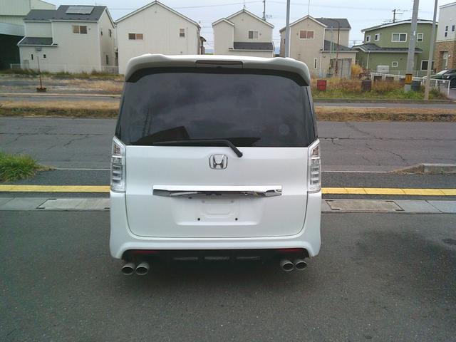 ステップワゴンスパーダ Ｚ　４ＷＤ　オートマ　リア両側電動スライドドア　ＨＩＤ　純正ナビ　バックカメラ　アイドリングストップ車　社外シートカバー　社外マフラー（3枚目）