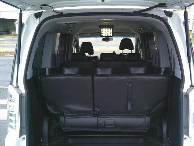 ステップワゴンスパーダ Ｚ　４ＷＤ　オートマ　リア両側電動スライドドア　ＨＩＤ　純正ナビ　バックカメラ　アイドリングストップ車　社外シートカバー　社外マフラー（4枚目）