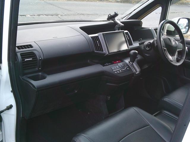 ステップワゴンスパーダ Ｚ　４ＷＤ　オートマ　リア両側電動スライドドア　ＨＩＤ　純正ナビ　バックカメラ　アイドリングストップ車　社外シートカバー　社外マフラー（10枚目）