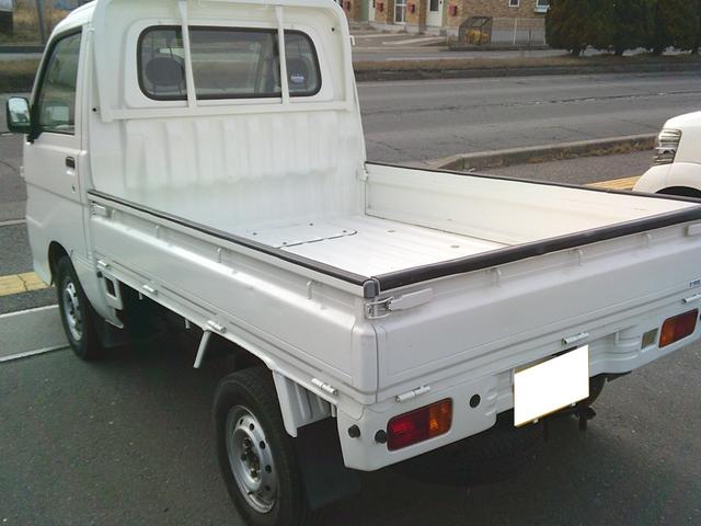 ハイゼットトラック 　マニュアル５速車　４ＷＤ　エアコン　パワステ　純正ラジオ（2枚目）