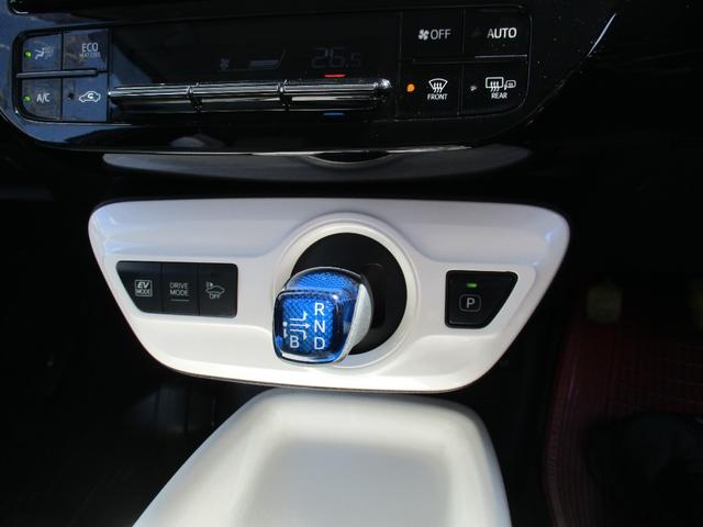 プリウス Ａツーリングセレクション　セーフティセンス　４ＷＤ　ＥＴＣ２．０　純正エンジンスターター　レーダークルーズ純正９インチナビ　バックモニター　シートヒーター　ドライブレコーダー　社外エアロ（4枚目）