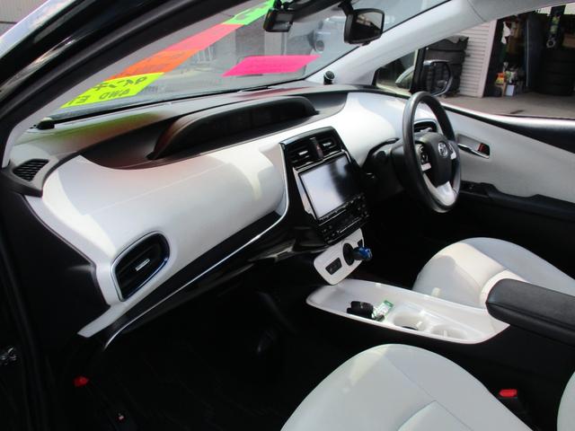 プリウス Ａツーリングセレクション　セーフティセンス　４ＷＤ　ＥＴＣ２．０　純正エンジンスターター　レーダークルーズ純正９インチナビ　バックモニター　シートヒーター　ドライブレコーダー　社外エアロ（10枚目）