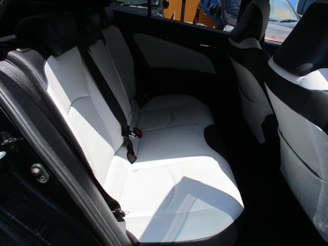 プリウス Ａツーリングセレクション　セーフティセンス　４ＷＤ　ＥＴＣ２．０　純正エンジンスターター　レーダークルーズ純正９インチナビ　バックモニター　シートヒーター　ドライブレコーダー　社外エアロ（17枚目）