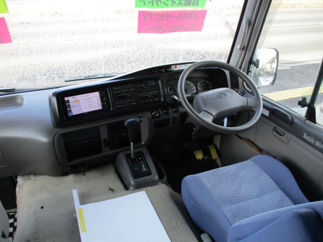 コースター ロングＧＸターボ　２９人乗り　自動スイングドア　オートエアコン　メモリーナビ　バックモニター　ＥＴＣ　モケットシート　冷蔵庫　ディーゼルターボ　純正メッキホイールカバー（5枚目）