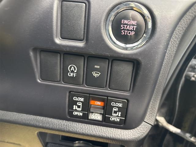 ヴォクシー ＺＳ　４ＷＤ　両側電動スライドドア　ＬＥＤヘッドランプ　スマートキー　アイドリングストップ　３列シート　ウォークスルー　ＣＶＴ　アルミホイール　盗難防止システム　衝突安全ボディ　ＡＢＳ　ＥＳＣ　エアコン（3枚目）