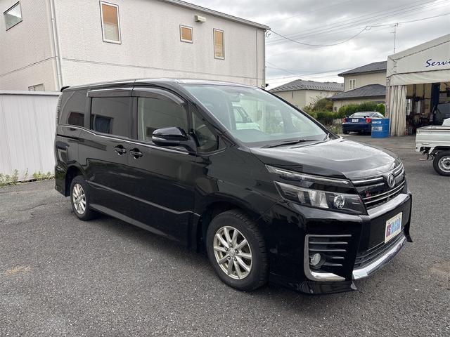ヴォクシー ＺＳ　４ＷＤ　両側電動スライドドア　ＬＥＤヘッドランプ　スマートキー　アイドリングストップ　３列シート　ウォークスルー　ＣＶＴ　アルミホイール　盗難防止システム　衝突安全ボディ　ＡＢＳ　ＥＳＣ　エアコン（8枚目）