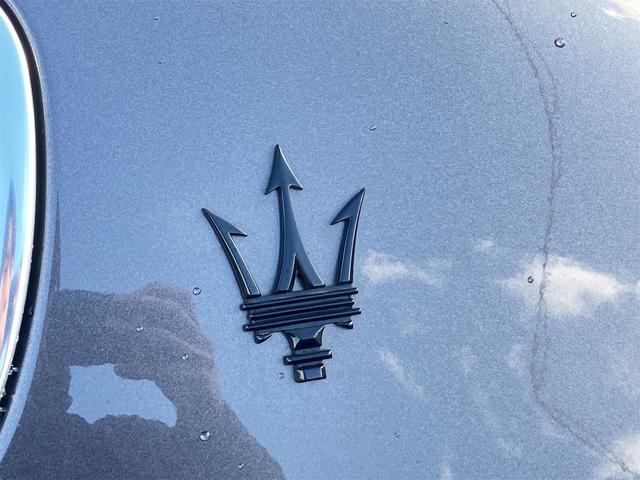 クアトロポルテ 　ドライブレコーダー　クリアランスソナー　ナビ　アルミホイール　オートライト　サンルーフ　ＡＴ　シートヒーター　アイドリングストップ　パワーシート　記録簿　ＥＳＣ　エアコン　パワーウィンドウ（21枚目）