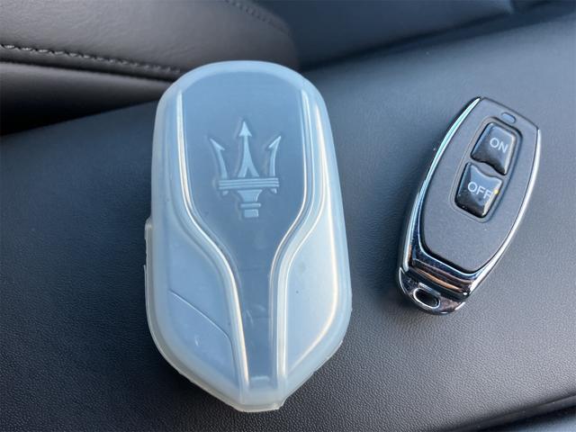 クアトロポルテ 　ドライブレコーダー　クリアランスソナー　ナビ　アルミホイール　オートライト　サンルーフ　ＡＴ　シートヒーター　アイドリングストップ　パワーシート　記録簿　ＥＳＣ　エアコン　パワーウィンドウ（29枚目）