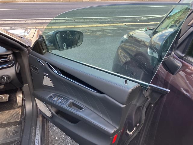 クアトロポルテ 　ドライブレコーダー　クリアランスソナー　ナビ　アルミホイール　オートライト　サンルーフ　ＡＴ　シートヒーター　アイドリングストップ　パワーシート　記録簿　ＥＳＣ　エアコン　パワーウィンドウ（50枚目）