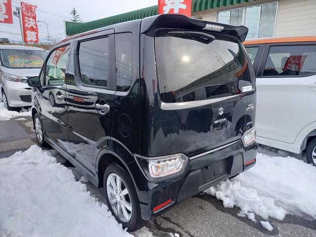 ワゴンＲカスタムＺ ハイブリッドＺＸ　４ＷＤ　ＣＶＴ　アイドリングストップ　衝突軽減回避システム　誤発進抑制機能　横滑り防止抑制機能　シートヒーター　ＵＳＢポートアルミホイール（7枚目）