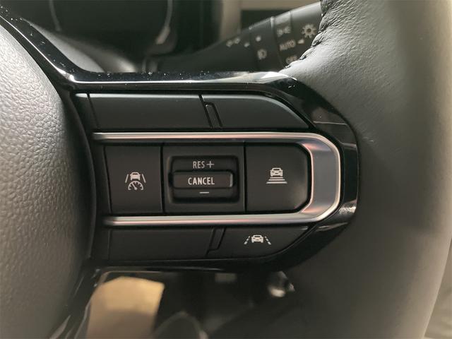 高速道路で便利なクルーズコントロール機能が付いていますよ。速度を設定するとアクセルを踏まなくても一定の速度で走ることができるので足を休ませる事ができますね。