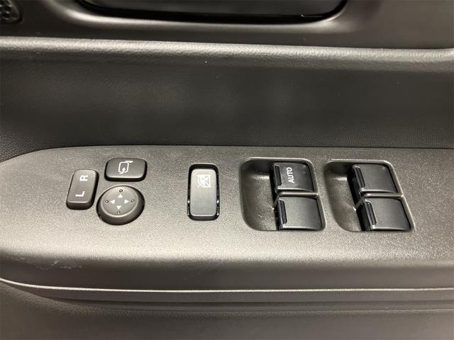 パワーウィンドウのスイッチですよ。運転席に居ながら窓を開け閉めのコントロールできますよ。