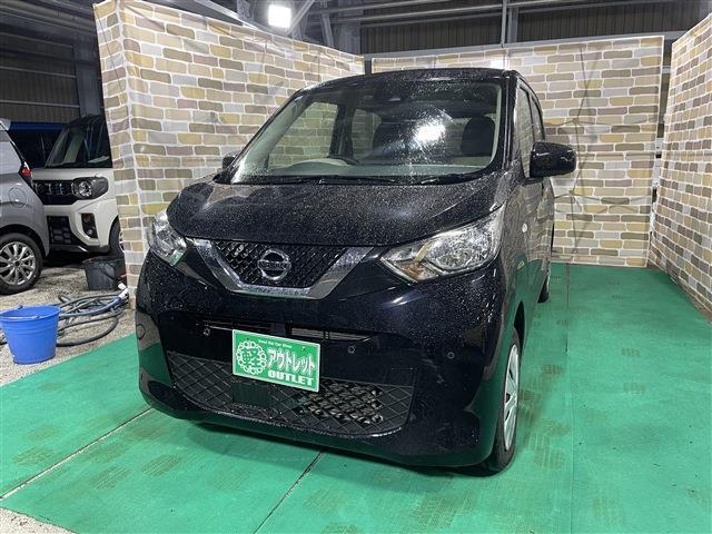 デイズ Ｓ　４ＷＤ　キーレスエントリー　衝突被害軽減ブレーキ　障害物センサー　ステアリングリモコン　カーナビ　アイドリングストップ　タコメーター（4枚目）