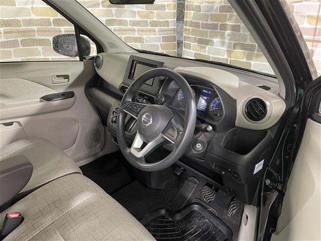 デイズ Ｓ　４ＷＤ　キーレスエントリー　衝突被害軽減ブレーキ　障害物センサー　ステアリングリモコン　カーナビ　アイドリングストップ　タコメーター（8枚目）