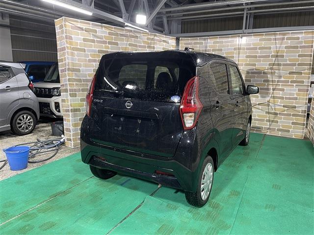 デイズ Ｓ　４ＷＤ　キーレスエントリー　衝突被害軽減ブレーキ　障害物センサー　ステアリングリモコン　カーナビ　アイドリングストップ　タコメーター（14枚目）