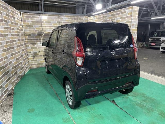 デイズ Ｓ　４ＷＤ　キーレスエントリー　衝突被害軽減ブレーキ　障害物センサー　ステアリングリモコン　カーナビ　アイドリングストップ　タコメーター（17枚目）