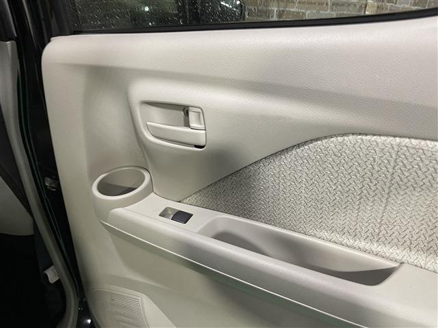 デイズ Ｓ　４ＷＤ　キーレスエントリー　衝突被害軽減ブレーキ　障害物センサー　ステアリングリモコン　カーナビ　アイドリングストップ　タコメーター（30枚目）