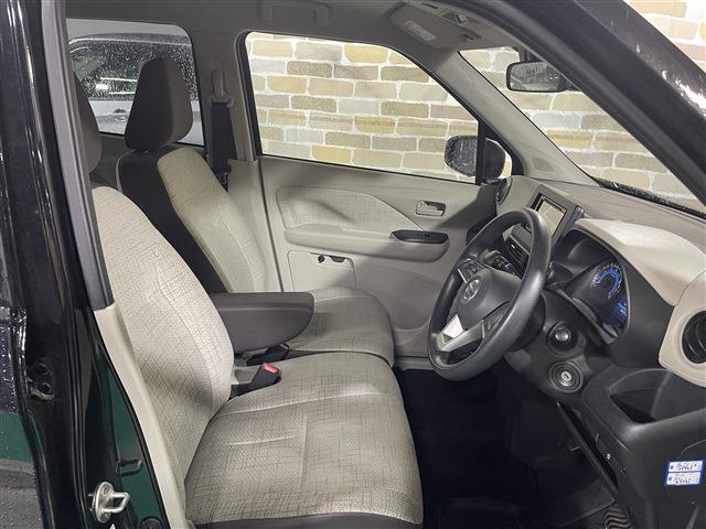 デイズ Ｓ　４ＷＤ　キーレスエントリー　衝突被害軽減ブレーキ　障害物センサー　ステアリングリモコン　カーナビ　アイドリングストップ　タコメーター（32枚目）