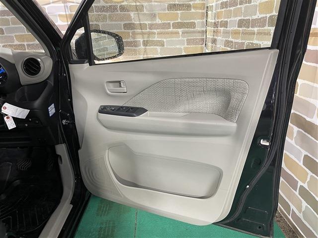 デイズ Ｓ　４ＷＤ　キーレスエントリー　衝突被害軽減ブレーキ　障害物センサー　ステアリングリモコン　カーナビ　アイドリングストップ　タコメーター（56枚目）