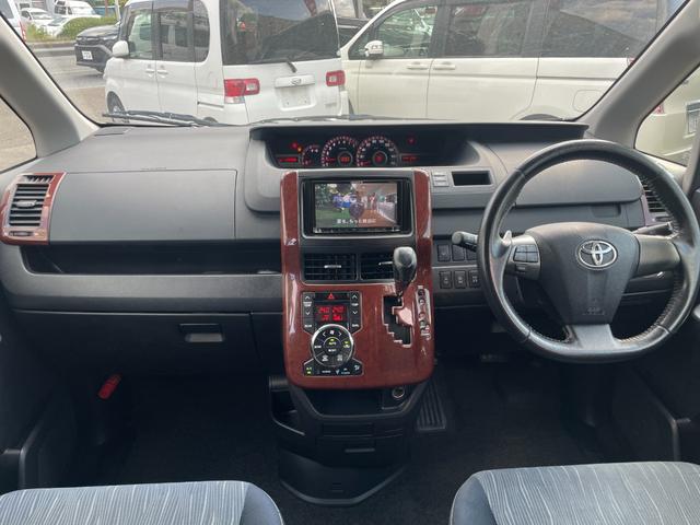 ヴォクシー ＺＳ　煌ＩＩ　４ＷＤ　ＥＴＣ　ナビＴＶ　Ｂｌｕｅｔｏｏｔｈ　バックカメラ　両側電動スライド　寒冷地仕様　ＨＩＤ　スマートキー　３列シート　ＣＶＴ　タイヤ新品　純正アルミ　盗難防止システム　衝突安全ボディ　ＡＢＳ（2枚目）