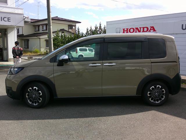 フリード ｅ：ＨＥＶクロスター　純正ナビ・ＴＶ・バックカメラ・ＥＴＣ・両側パワースライドドア・ホンダセンシング・衝突軽減ブレーキ・クルーズコントロール・ＬＫＡＳ・電子パーキング・オートブレーキホールド機能・ＬＥＤヘッドライト（5枚目）