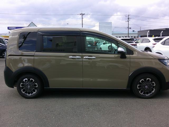 フリード ｅ：ＨＥＶクロスター　純正ナビ・ＴＶ・バックカメラ・ＥＴＣ・両側パワースライドドア・ホンダセンシング・衝突軽減ブレーキ・クルーズコントロール・ＬＫＡＳ・電子パーキング・オートブレーキホールド機能・ＬＥＤヘッドライト（9枚目）