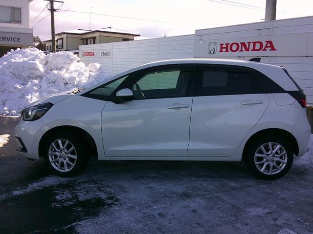フィット ｅ：ＨＥＶベーシック　純正ナビ・ＴＶ・バックカメラ・ＥＴＣ・ホンダセンシング・衝突軽減ブレーキ・路外逸脱抑制機能・クルーズコントロール・電子パーキング・オートブレーキホールド機能・ドラレコ・ＬＥＤヘッドライト（5枚目）