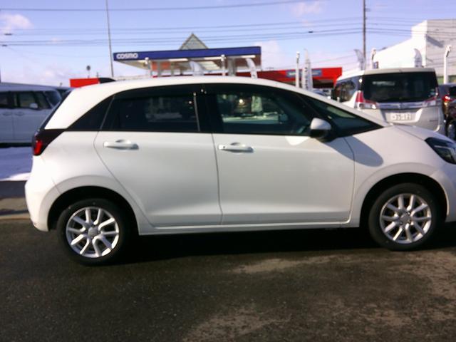 フィット ｅ：ＨＥＶベーシック　純正ナビ・ＴＶ・バックカメラ・ＥＴＣ・ホンダセンシング・衝突軽減ブレーキ・路外逸脱抑制機能・クルーズコントロール・電子パーキング・オートブレーキホールド機能・ドラレコ・ＬＥＤヘッドライト（9枚目）