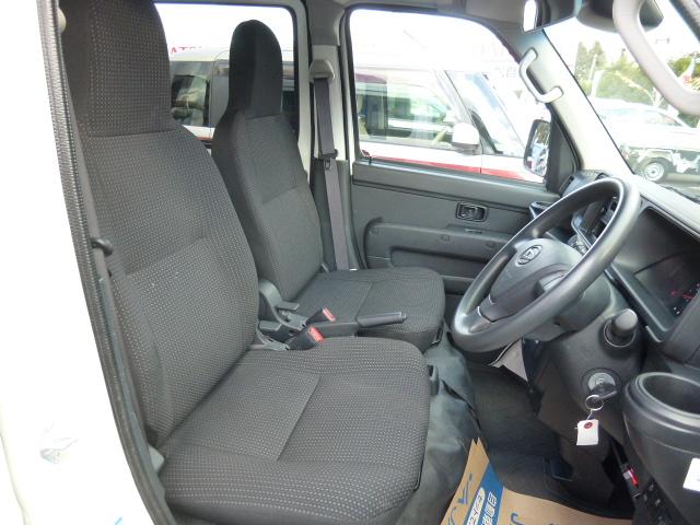 ハイゼットカーゴ ＤＸ　ＳＡＩＩＩ　４ＷＤ　走行２．６万Ｋｍ　衝突軽減ブレーキ　ＥＴＣ　ラジオ　キーレス　パワーウィンド　ＬＥＤヘッドライト　オートハイビーム　オートライト　アイドリングストップ　オーバーヘッドシェルフ（6枚目）