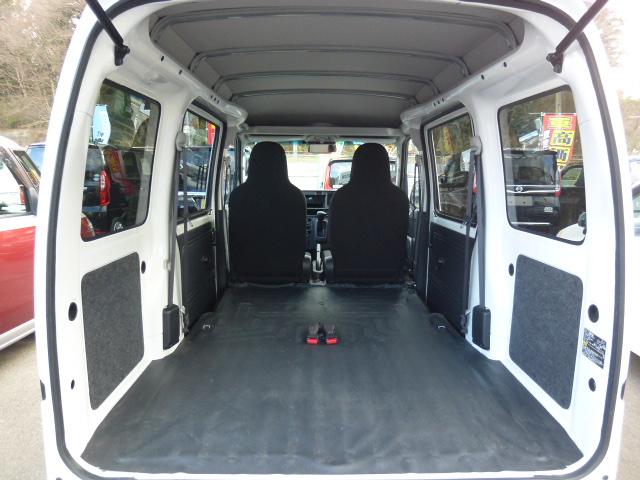 ハイゼットカーゴ ＤＸ　ＳＡＩＩＩ　４ＷＤ　走行２．６万Ｋｍ　衝突軽減ブレーキ　ＥＴＣ　ラジオ　キーレス　パワーウィンド　ＬＥＤヘッドライト　オートハイビーム　オートライト　アイドリングストップ　オーバーヘッドシェルフ（11枚目）