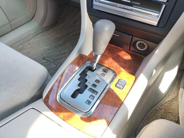 マークII グランデ　ＥＴＣ　ナビ　アルミホイール　オートライト　ＡＴ　キーレスエントリー　電動格納ミラー　パワーシート　ＣＤ　衝突安全ボディ　ＡＢＳ　ＥＳＣ　エアコン　パワーステアリング　パワーウィンドウ（9枚目）