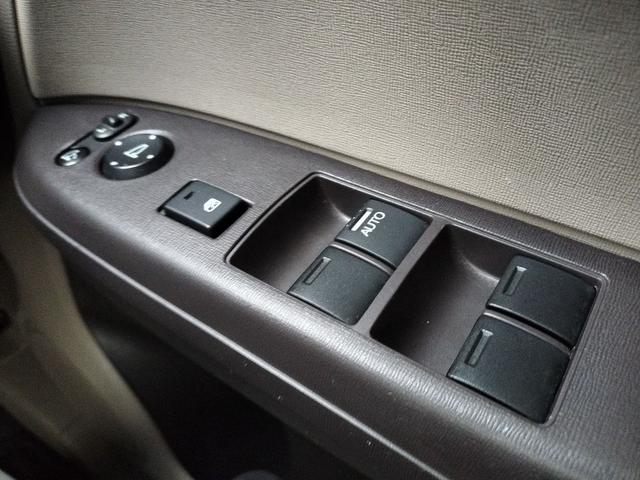 Ｎ－ＯＮＥ Ｇ・Ｌパッケージ　バックカメラ　オートライト　ＨＩＤ　スマートキー　アイドリングストップ　ベンチシート　ＣＶＴ　盗難防止システム　ＡＢＳ　ＥＳＣ　ＣＤ　ＵＳＢ　衝突安全ボディ　エアコン　パワーステアリング（11枚目）