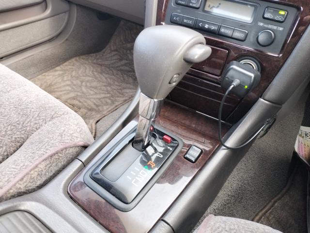 マークII グランデＦｏｕｒ　４ＷＤ　ナビ　オートライト　ＡＴ　キーレスエントリー　パワーシート　ＣＤ　カセット　衝突安全ボディ　ＡＢＳ　エアコン　パワーステアリング　パワーウィンドウ（5枚目）