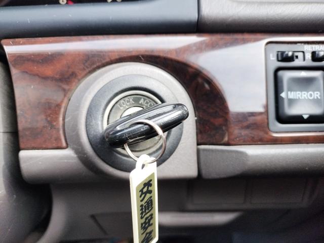 マークII グランデＦｏｕｒ　４ＷＤ　ナビ　オートライト　ＡＴ　キーレスエントリー　パワーシート　ＣＤ　カセット　衝突安全ボディ　ＡＢＳ　エアコン　パワーステアリング　パワーウィンドウ（6枚目）