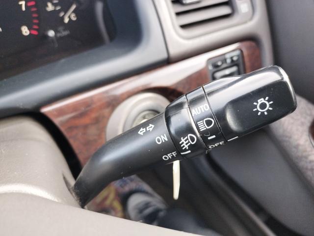 マークII グランデＦｏｕｒ　４ＷＤ　ナビ　オートライト　ＡＴ　キーレスエントリー　パワーシート　ＣＤ　カセット　衝突安全ボディ　ＡＢＳ　エアコン　パワーステアリング　パワーウィンドウ（9枚目）